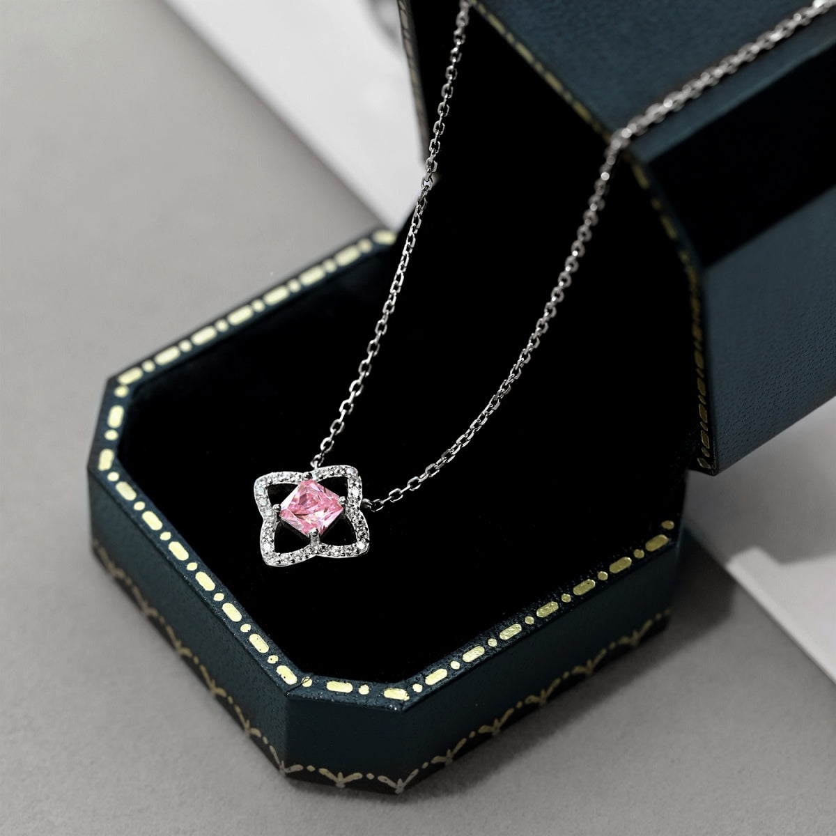 [Rose Jewellery]Exquisite Flower Shape Princess Cut Necklace