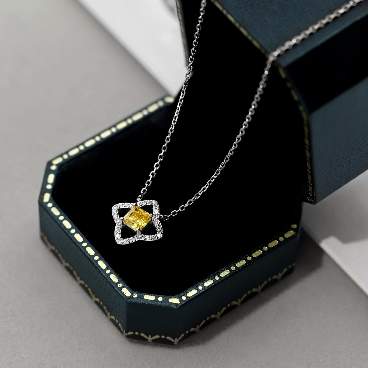 [Rose Jewellery]Exquisite Flower Shape Princess Cut Necklace