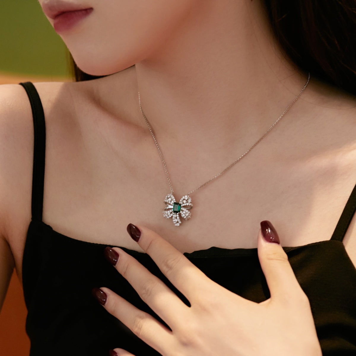 [Rose Jewellery]Luxurious Flower Shape Emerald Cut Necklace