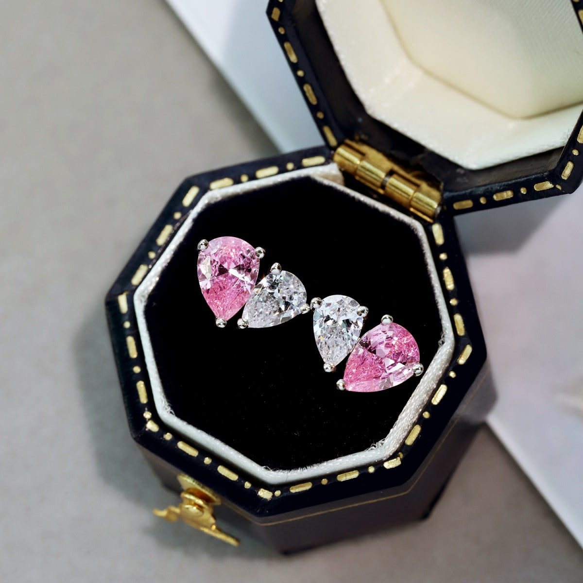 [Rose Jewellery]Dazzling Elegant Heart Cut Lover Earrings