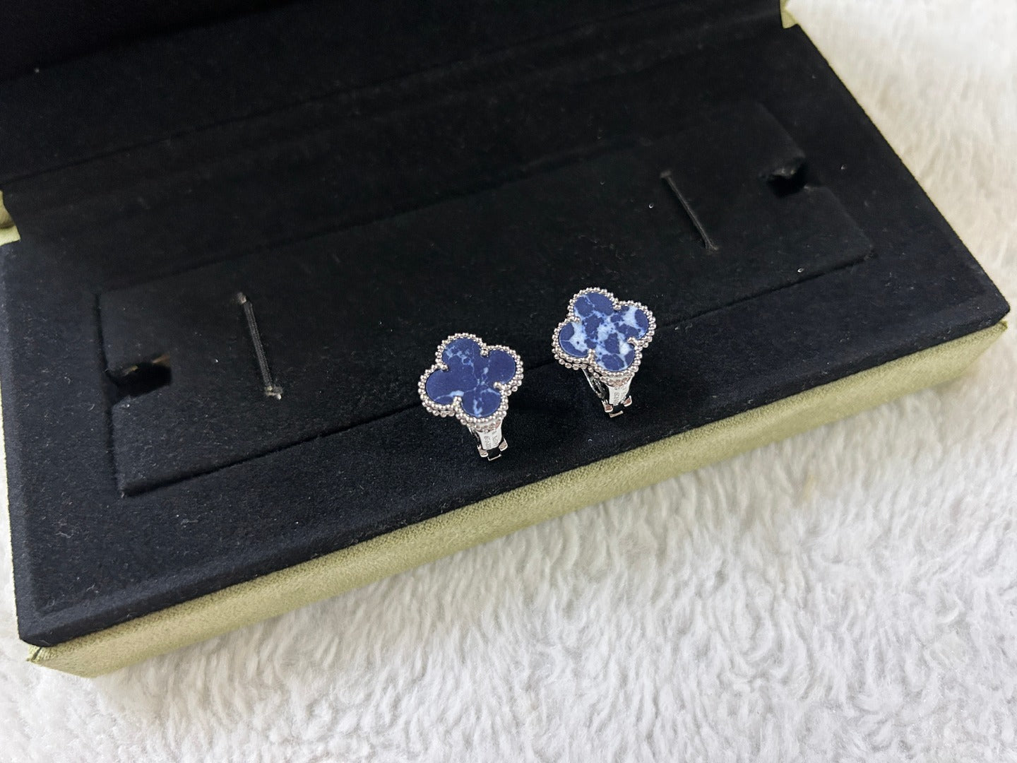 [Rose Jewellery]CLOVER PIETERSITE MEDIUM STUD EARRINGS