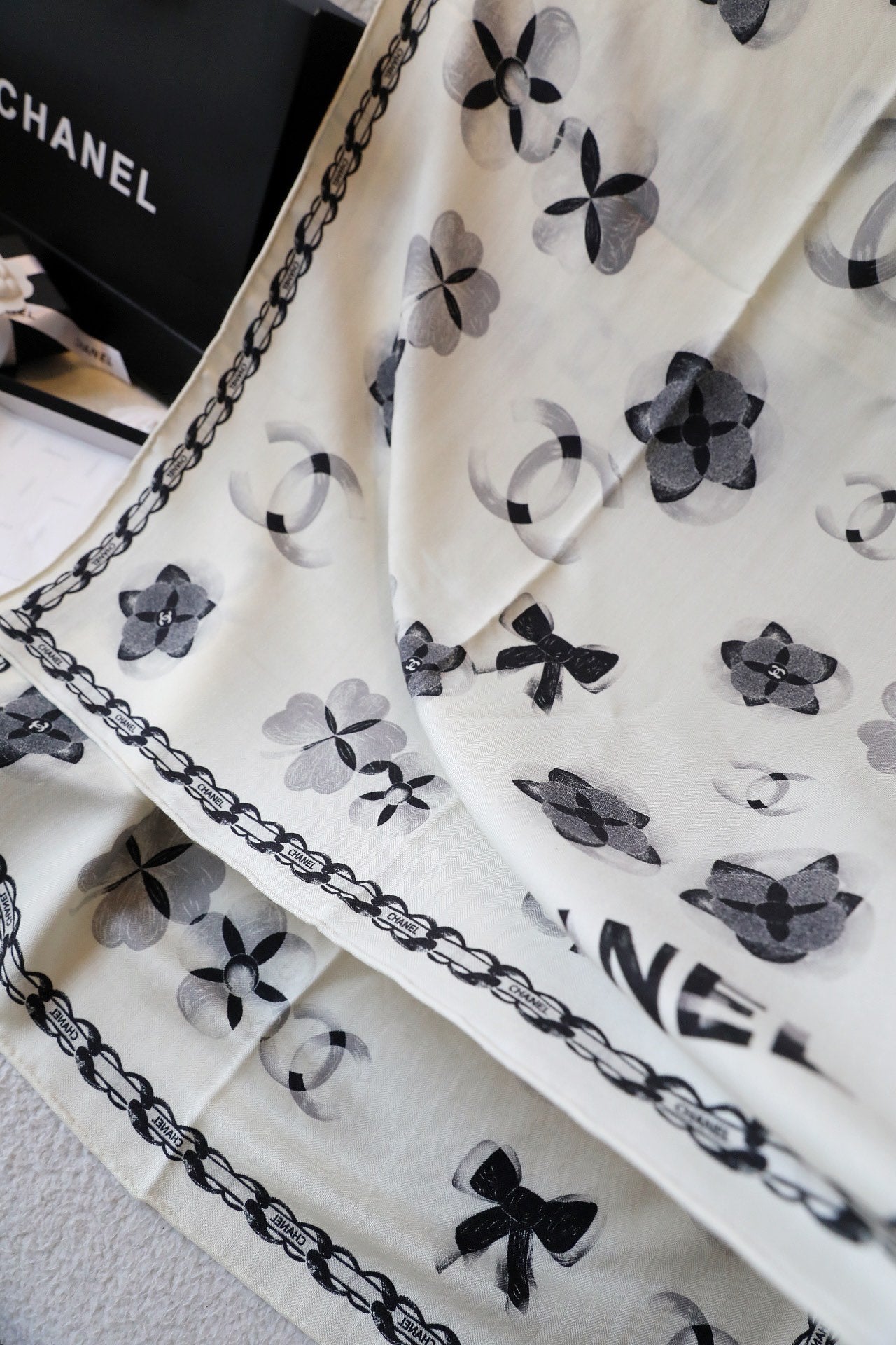 SCARF 180 CM IN WHITE FLOWER MONOGRAM SILK AND CASHMERE 401133