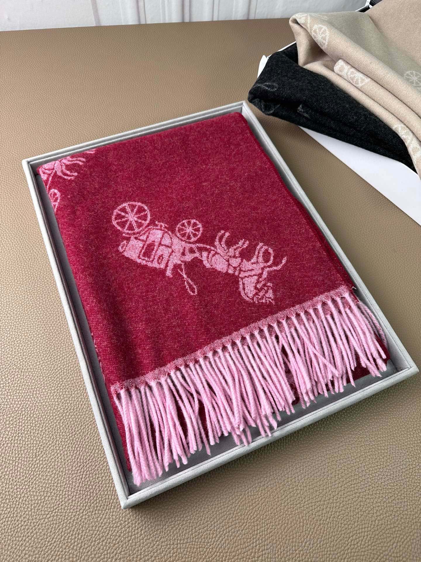 HORSE & CARRIAGE PRINT SCARF 195 CM IN RED PINK 375240