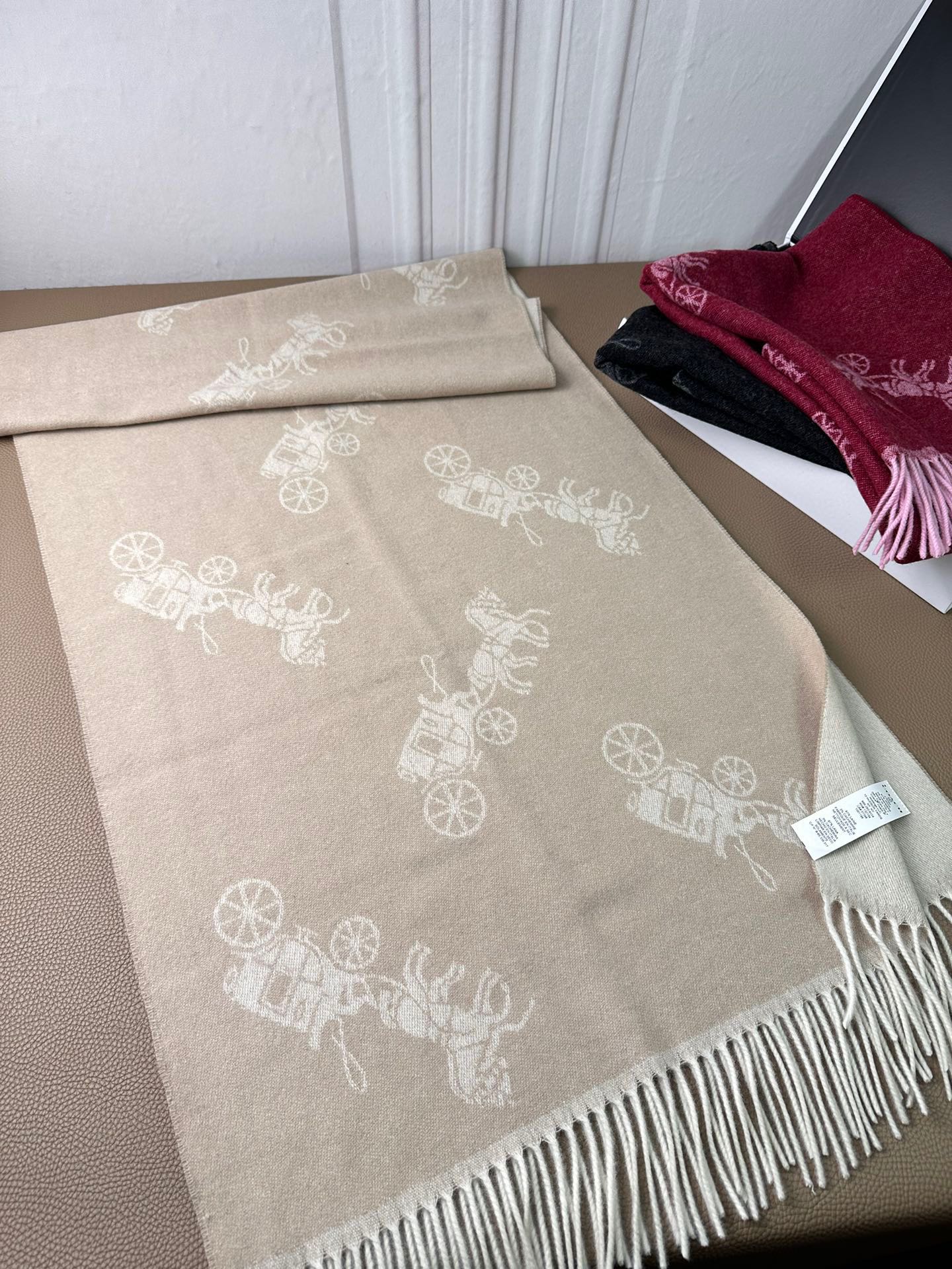 HORSE & CARRIAGE PRINT SCARF 195 CM IN BEIGE WOOL 375241