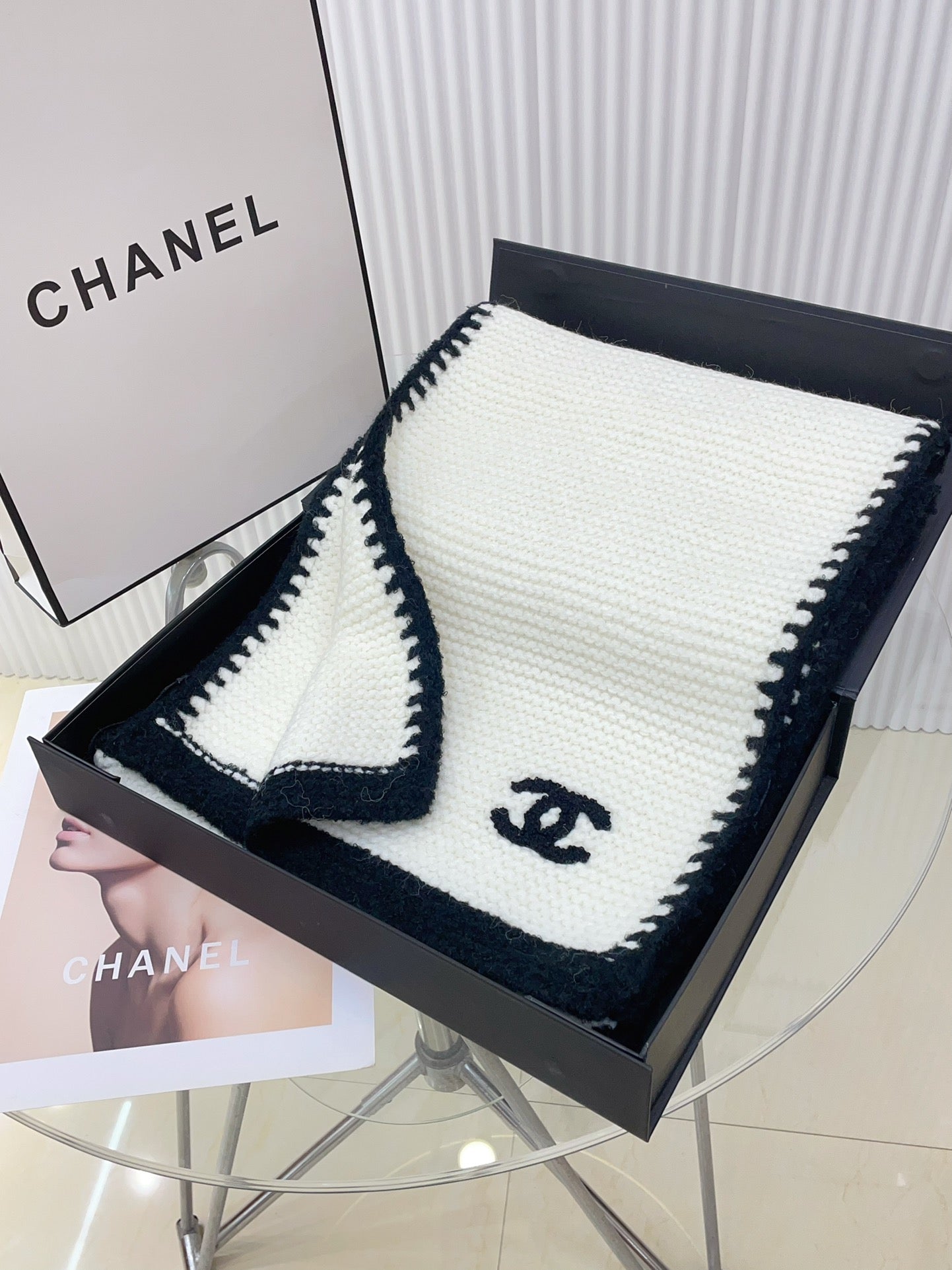 KNIT SCARF 200 CM IN WHITE CASHMERE WITH BLACK LOGO 383911