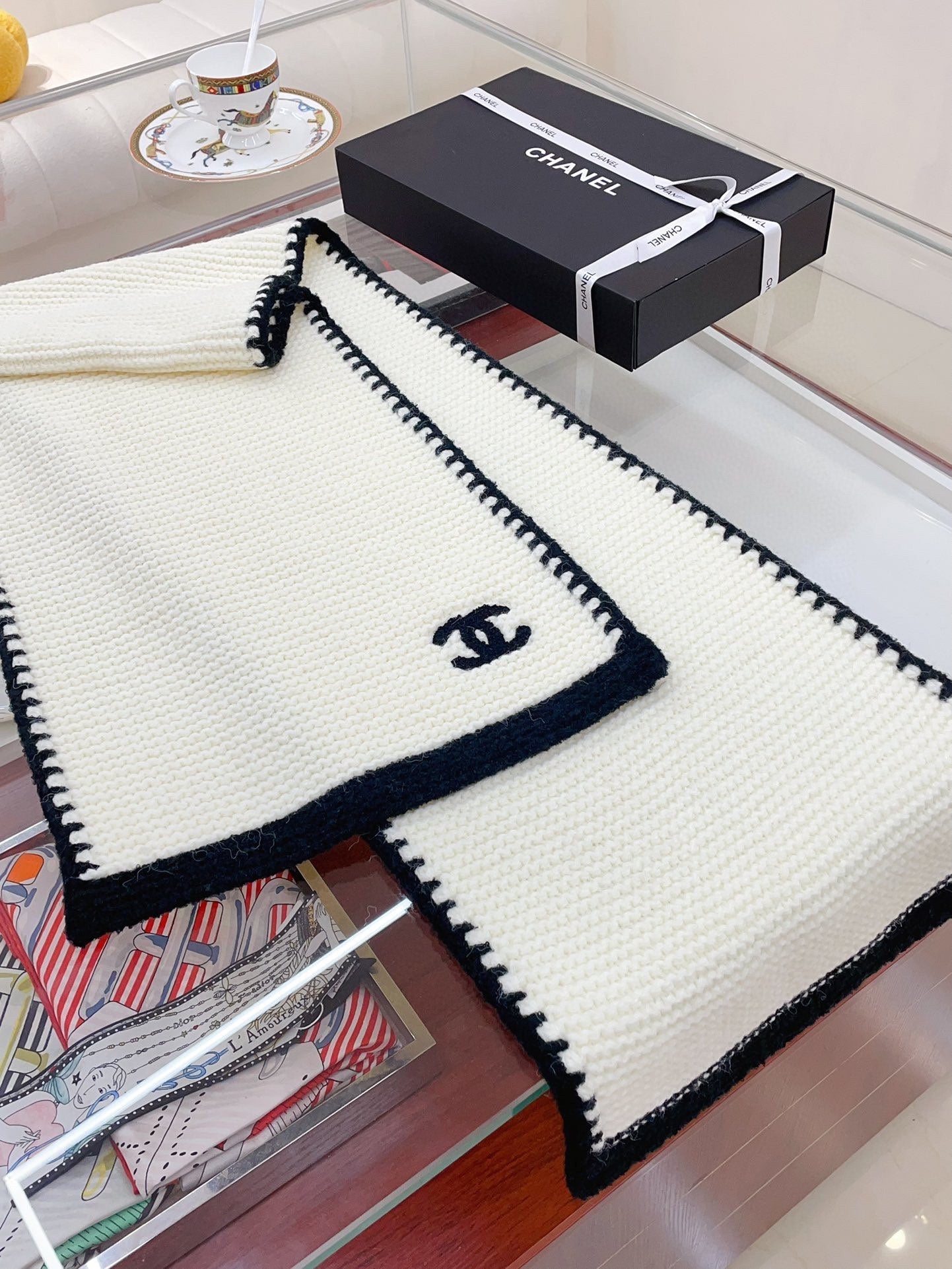 KNIT SCARF 200 CM IN WHITE CASHMERE WITH BLACK LOGO 383911