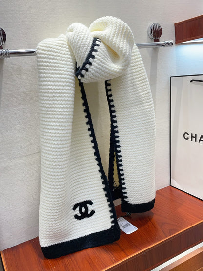 KNIT SCARF 200 CM IN WHITE CASHMERE WITH BLACK LOGO 383911