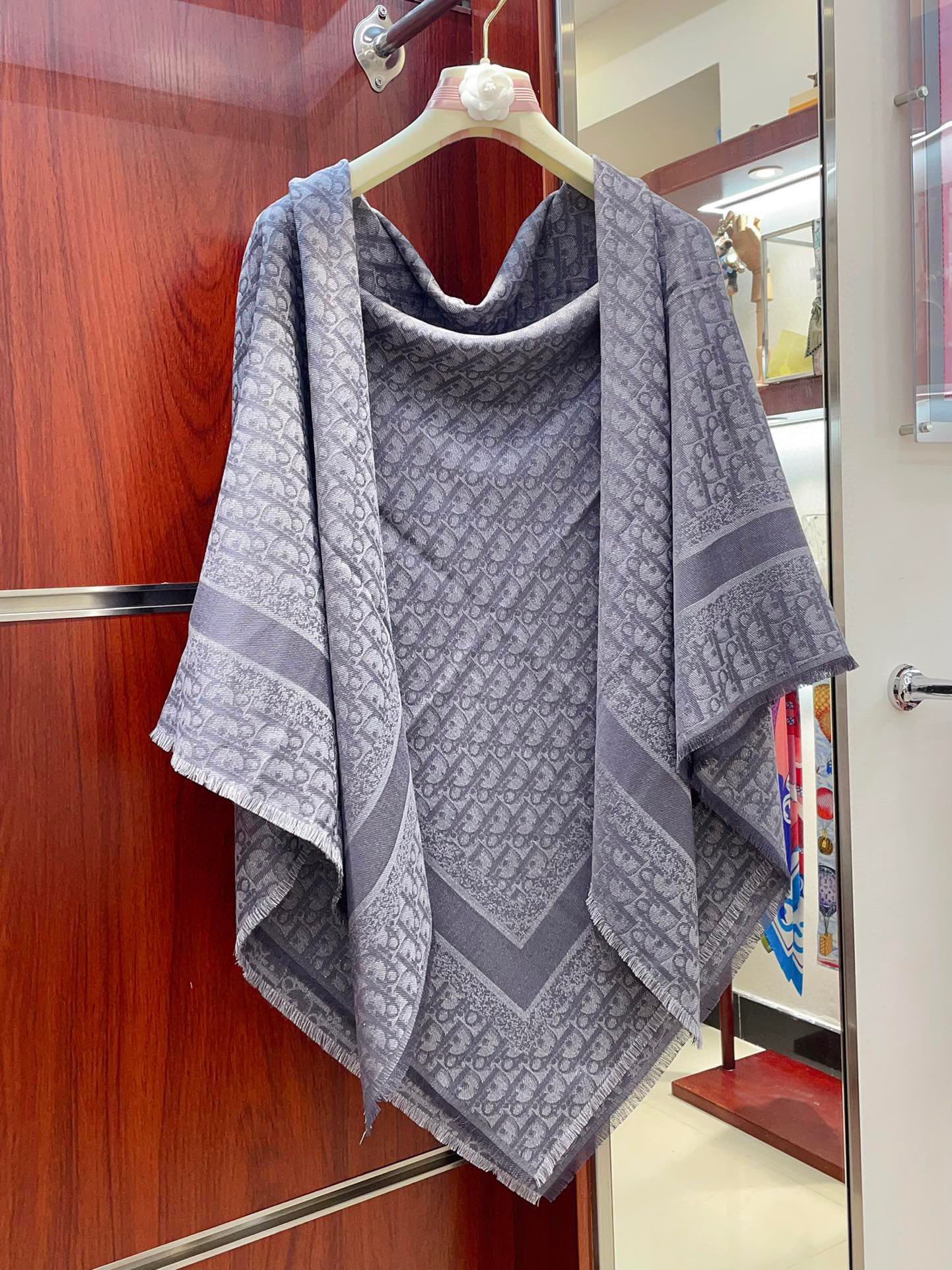 SQUARE SCARF 140 CM IN COOL GRAY WOOL AND SILK  408661