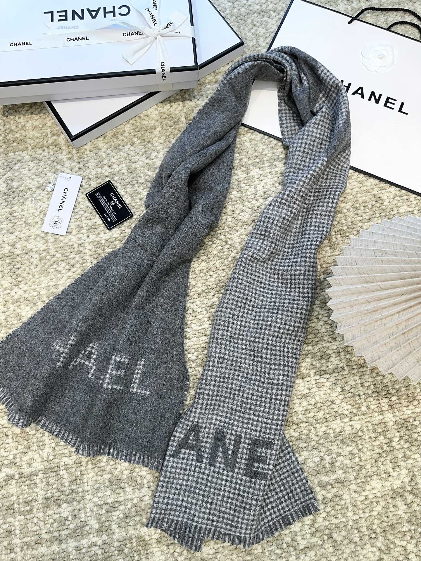 HOUNDSTOOTH SCARF 185 CM IN SHADOW GRAY CASHMERE 393122