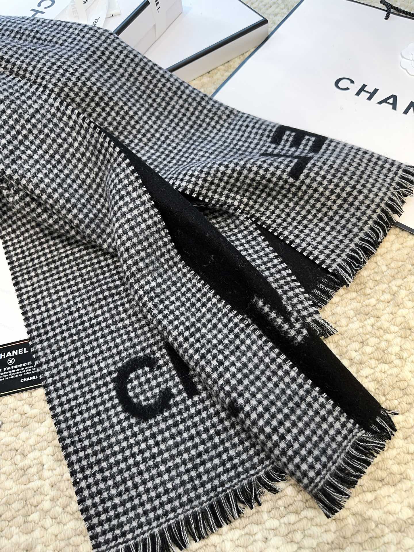 HOUNDSTOOTH SCARF 185 CM IN BLACK CASHMERE 393123