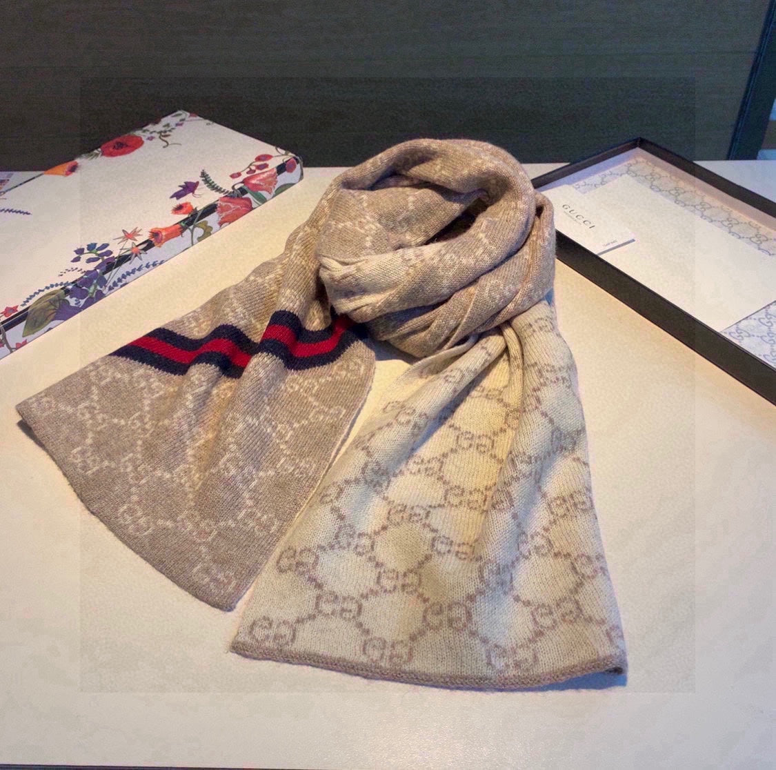 CLASSIC SCARF 180 CM IN ECRU TAN MONOGRAM CASHMERE 401993