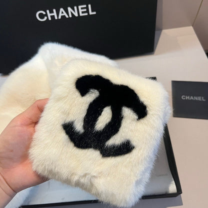 SCARF IN WHITE RABBIT FUR WITH BLACK LOGO 397437