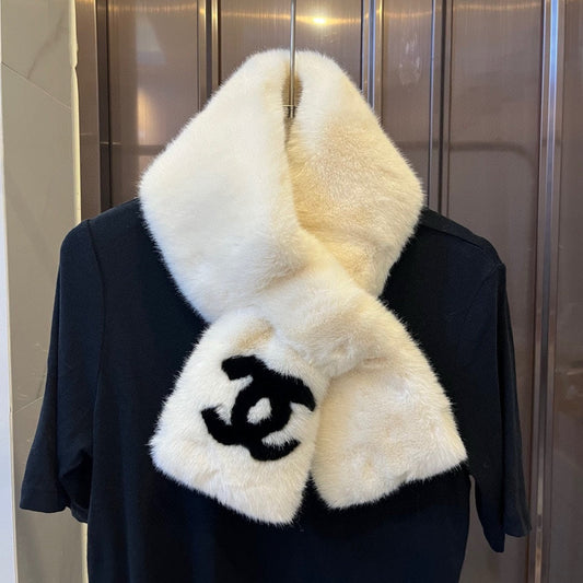 SCARF IN WHITE RABBIT FUR WITH BLACK LOGO 397437