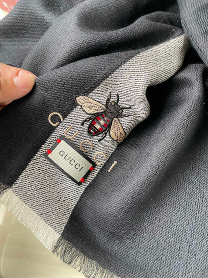 SCARF 200 CM IN BLACK MIX LIGHT GRAY CASHMERE WITH EMBROIDERED BEE 407515